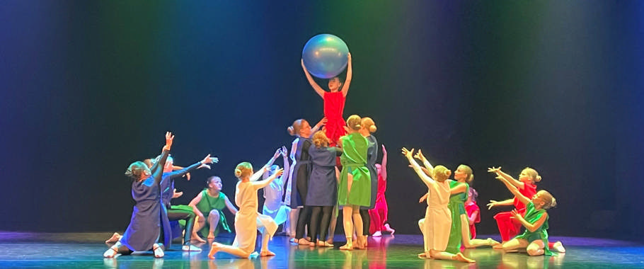 Billede af piger der danser med en bold Billede af piger der danser med en bold