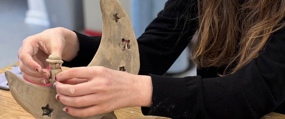 Billede af pige, der laver keramik
