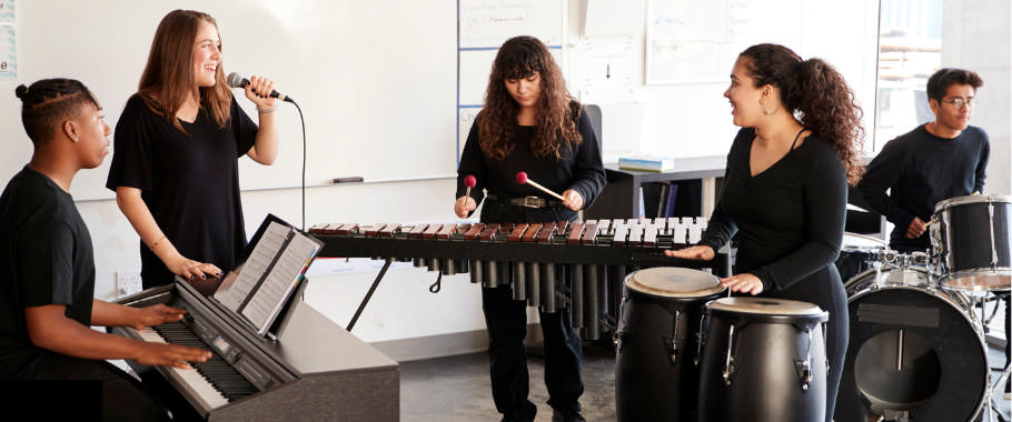 Billede af hænder med computer og klaver