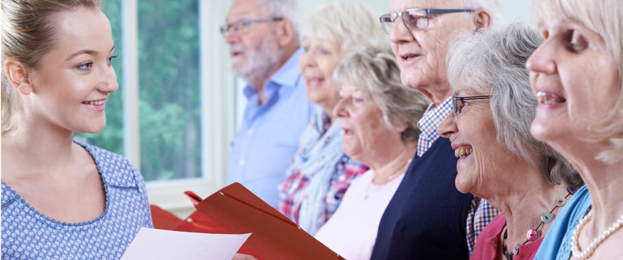 Modelfoto af bung der synger i mikrofon Modelfoto af ung der synger i mikrofon