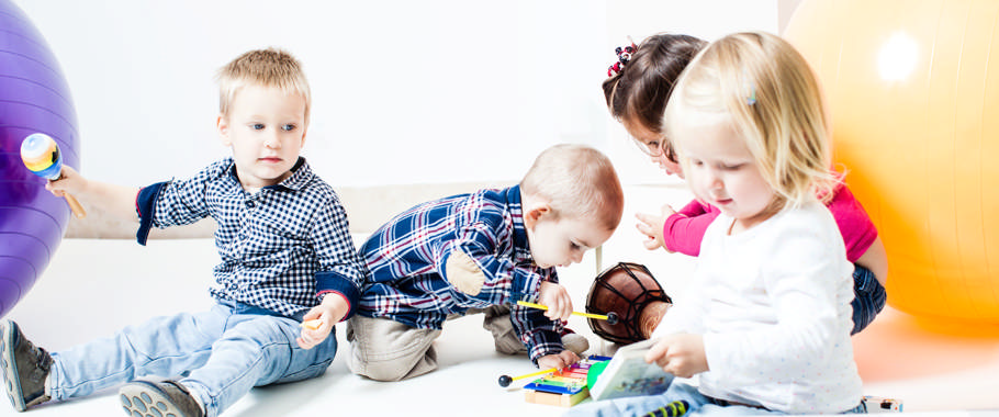 Modelfoto af småbørn med musikinstrumenter Familiemusik 0-6 årige