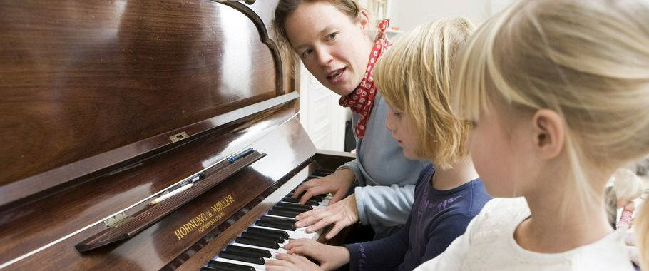 Billede af klaverlærer og klaverelever Billede af klaverlærer og klaverelever